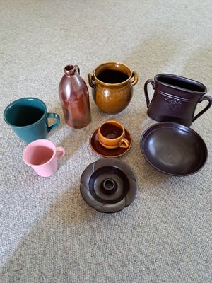 Keramik, Vase, krus, lysstage m.fl., Höganäs, Höganäs
9 dele: Stort grønt krus, lille lyserødt krus.
