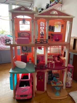 Barbie, Stort Barbie hus, Barbie Dreamhouse, med pool og bil i garagen.
Det er godt brugt, og har sm