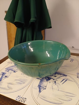 Keramik, Skål, Gammel grøn skål fra 1940'erne.

Har hældetud. Nogen brugsspor, og krakkeleringer.

A