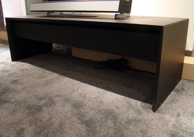 Tv bord, TV Møbel B-O Design
flot og eksklusivt TV møbel, farven er sort
Bag lågen er der plads til 