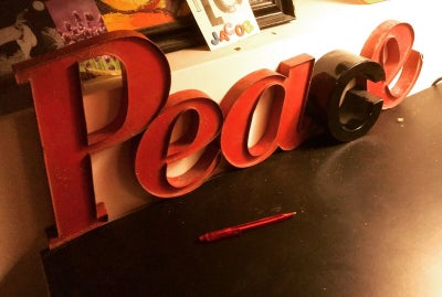 Facade bogstaver, Butiks bogstaver, 5 smukke gamle patinerede rødlakerede metalbogstaver, dog er C’e