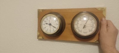 Barometer og ur,                   Vare Nr. 3216.  Brugt 
Barometer og ur
 D 8    H 17½   L 36  
Pri