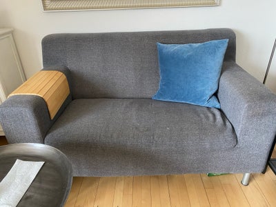 Sofa, stof, 2 pers., Lysegrå, lille, hyggelig sofa til de gode stunder. 

Sender eller leverer ikke.