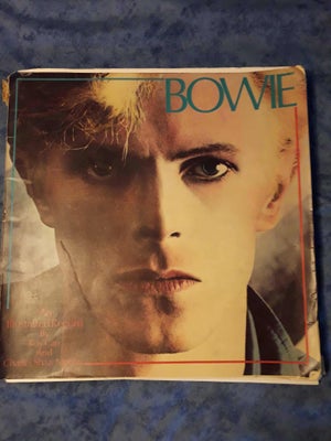 David Bowie: An Illustrated Record, by Roy Carr & Charles Shaar Murra (1981), Godt slidt med løse si