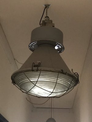 Anden loftslampe, Industrilampe købt hos Genbyg