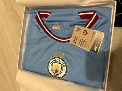 Fodboldtrøje, Trøje, Manchester city, str. M, Puma Manchester City Treble Winners Commemorative Jers