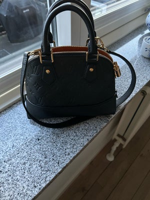 Crossbody, Louis Vuitton, læder, Bb Alma Louis Vuitton i sort læder
Der medfølger original æske, dus