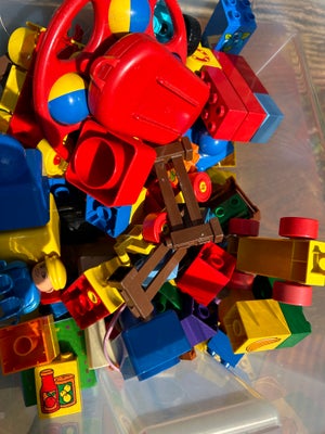Lego andet, Dublo mm, En kasse med diverse LEGO og dublo . Figurer klodser mm