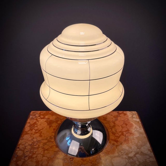 Anden bordlampe, No. 366. Fin bordlampe med “sølvmotiv”.…