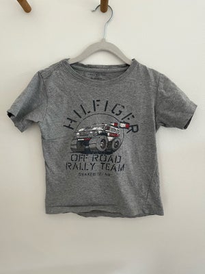 T-shirt, T-shirt, Tommy Hilfiger , str. 104, Fin T-shirt i str. 4T. Med en monstertruck på. 100% bom