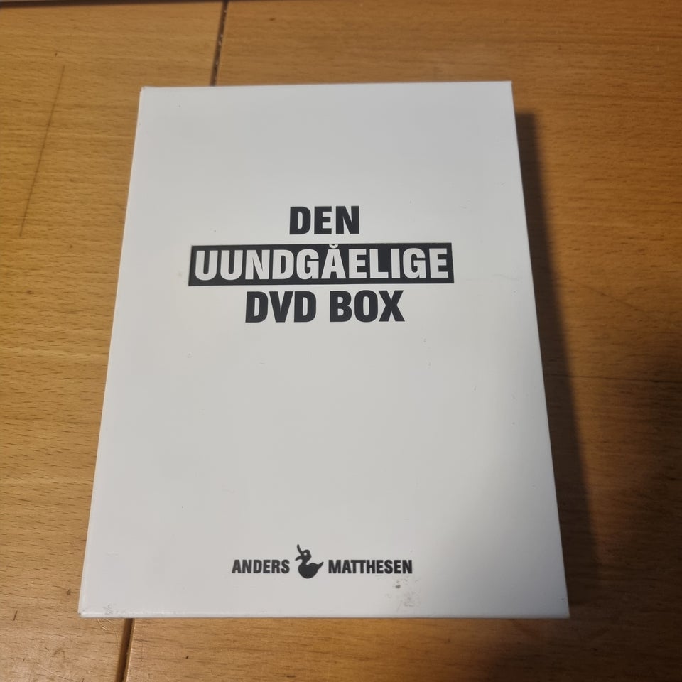 Den Uundgåelige Dvd Boks, instruktør Anders Matthesen, DVD