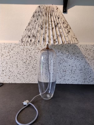 Lampe, Holmegaard, Smuk Holmegaard bordlampe i klar glas, i design af Anja Kjær. Modellen hedder Gra