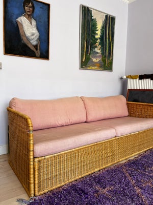 Sofa, bambus, 3 pers., Lyserød sofa i bambus

Skøn, meget patineret bambussofa. 
Sart, solbleget lys