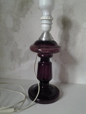 Anden bordlampe, Lilla glas bordlampe fra Grønlykke. H incl. fatning 34 cm. Dia bund 14 cm. Nypris 1