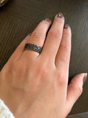 Fingerring, Sif Jakobs, Helt ny sølv Sif Jakobs ring med sorte zirkoner. 

Nypris 699kr

Størrelse 5