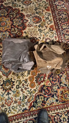 Andet tæppe,   2 stk.  koskind, b: 220 l: 220, Mørk brun
Lysbrun ; 200 x 210cm.
Pæn stand.