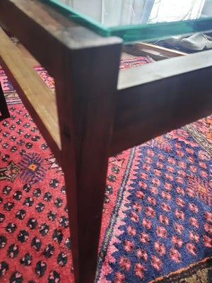 Glasbord, Bord i ædel træsort a la mahogni (måske er det mahogni) med glasplade. 

Stellet vil have 