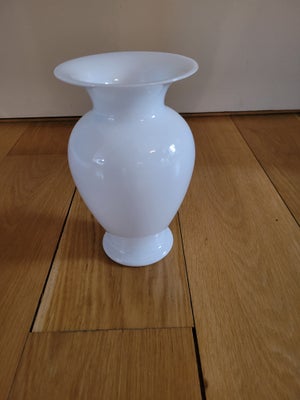 Vase, Amfora, Holmegaard, Farve: opal hvid
Højde: 20 cm
Ingen skår eller revner.
Sender gerne for kø