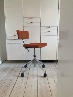 Kontorstol, Kevi, Retro kontorstol, orange stof, metalstel med 4 hjul. Justerbar i både sædehøjde sa