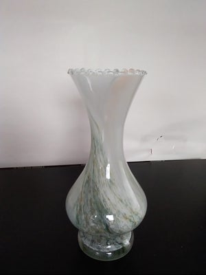 Vase, Farvet glas, Smuk indfarvet glasvase
28cm høj.
Kan sendes 