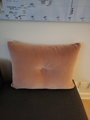 Sofapude, Hay, Dot  Cushion - 1 Dot (Soft rose).
Velour pude. Købt hos Magasin. 
Ikke brugt, har bar