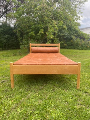 Wegner, Daybed, Hans J. Wegner daybed / seng af fineret egetræ med madras i ægte cognacfarvet skind.