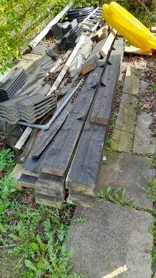 Planker, Sort imprægneret  træ, 12 hele sorte brugte planker 
Super stand til genbrug
530x15x6.5 cm
