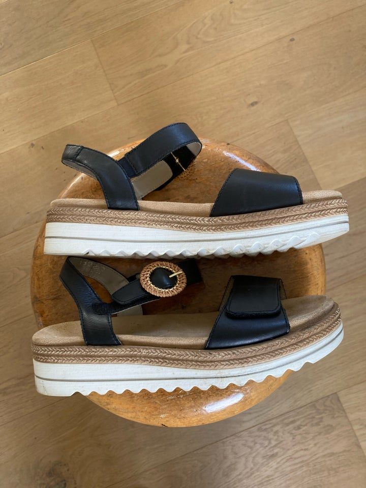 Sandaler, str. 40, Remonte