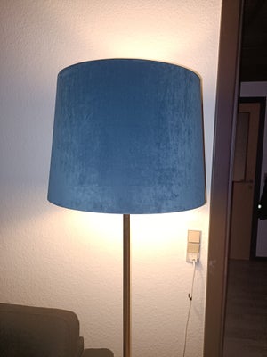 Gulvlampe, Fin gulvlampe med mørke blå skærm sælges til 250 kr. Afhentes i Vojens.