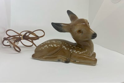 Lampe, Flot bordlampe Bambi. Porcelæn lampe hvor Bambi lyser ud af øjnene. Af ældre dato. Den er ret