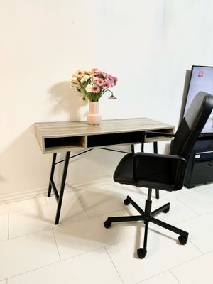 Skrive-/computerbord, Med stole, Super fint skrivebord med skuffer inkl. stole.
Prisen er tilsammen.