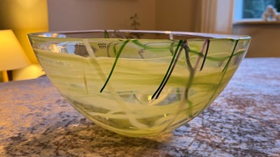 Glasskål, Kosta Boda, 

Diameter 35 cm . Højde 16 cm. Smuk i lyse grønne farver. Ikke brugt. Nypris 