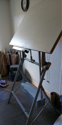 Skrivebord, Arkitekt tegnebord sælges grundet flytning.
Længde 120 cm
Dyb 81 cm
Højden er justerbar.