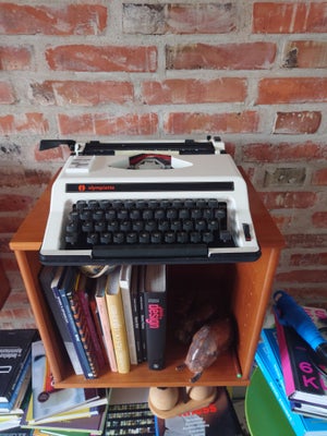 Rejse skrivemaskine, Den er i god stand og fungerer som den skal. Kosmetisk tilstand: 8/10 Mål: (BxD