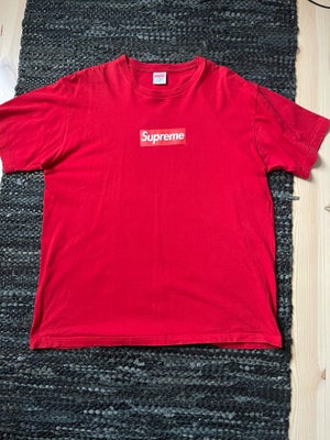 T-shirt, Supreme, str. XL,  Rød,  Bomuld,  God men brugt, Supreme box logo fra 20 års jubilæum drop 