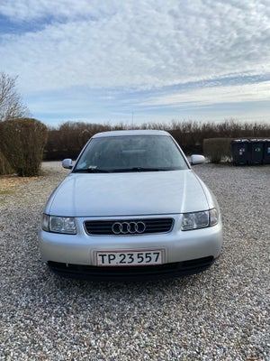 Audi A3, 1,6, Benzin, 1999, sølvmetal, klimaanlæg, ABS, airbag, 3-dørs, centrallås, servostyring, Ve