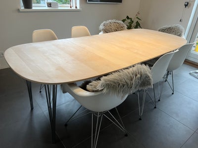 Spisebord, Træ, b: 102 l: 232, Pænt ovalt Spisebord med 2 tillægsplader. Måler 232 cm incl plader og