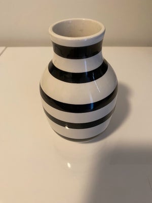 Vase, Kähler Omaggio Vase, Nypris 129,95
Flot og dekorativ Omaggio-vase med det velkendte grove pens