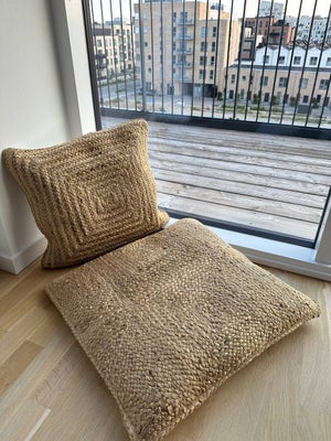 Hynder, H&M, Haster! Sædehynde, 2 stk
50cmX50cm og 60cmX60cm
Forsiden af pudebetræk er halm. Hvert p