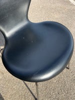 Arne Jacobsen, stol, 7’er i sort læder