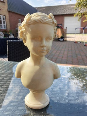 Buste, Buste af pige i polyresin:

Højde: 23 cm.