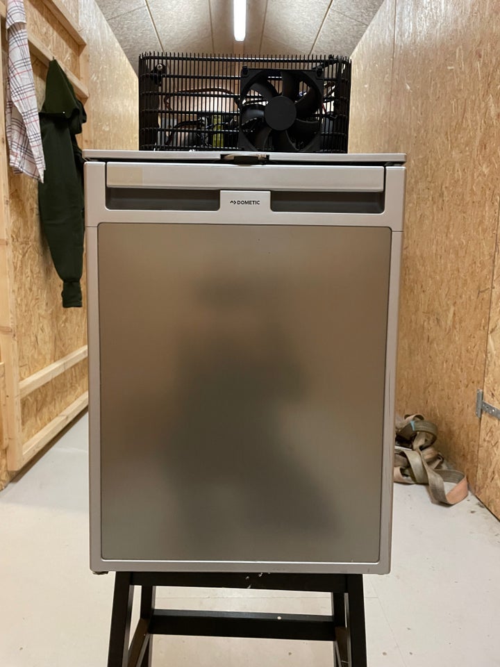 Dometic køleskab. crp-040 med kompressor. Lige nu kompressor oven på køleskabet, men kan flyttes tilbage til bagside. – – Køb og Salg af Nyt og Brugt