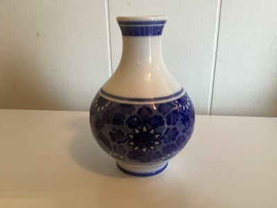 Porcelæn, Vase nr 146, Royal Copenhagen, Rundskuedagen 1918, højde 15 cm

Pris 200 kr + porto
