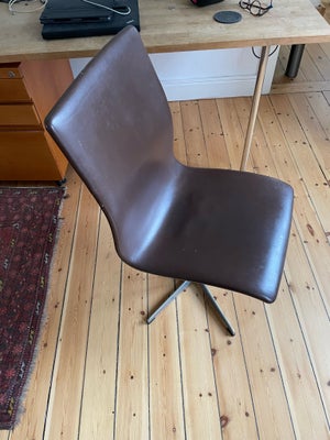 Arne Jacobsen, Oxford, Ældre Oxford Arne Jacobsen stol i mørkebrun læder med brugsspor. Højde ca. 88