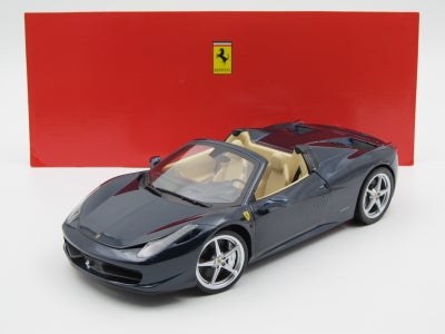 Modelbil, 2011 Ferrari 458 Spider, skala 1:18, 2011 Ferrari 458 Spider - 1:18

Farve: Mørk Blå Metal