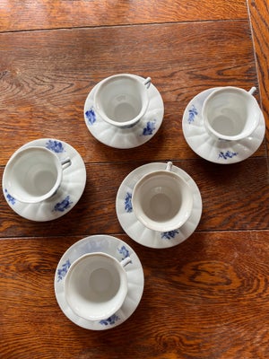 Porcelæn, Kop med underkop, Royal Copenhagen, 5 stk Blå Blomst kaffekopper med underkop. 
Den ene un
