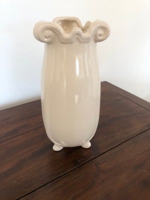 Porcelæn, Vase, Super velholdt vase på små fødder. Måler 22 cm i højden og 6,5 cm i diameter. Fejler