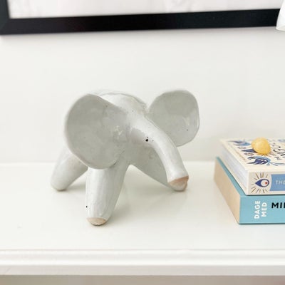 Keramik, Elefantfigur, keramikelefant, Virkelig fin lysegrå keramik elefant. Den er ikke signeret, s