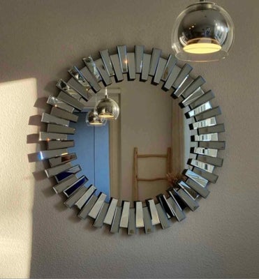 Vægspejl, b: 100 h: 100, Flot rundt spejl, som giver en pæn dekokation i rummet.
Den er 100cm i diam