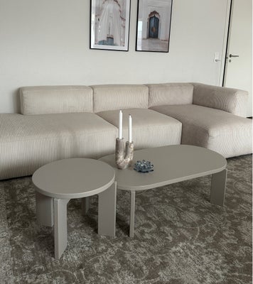 Sofabord, 100cm er længden på den lange bord
Og 45 cm er den runde